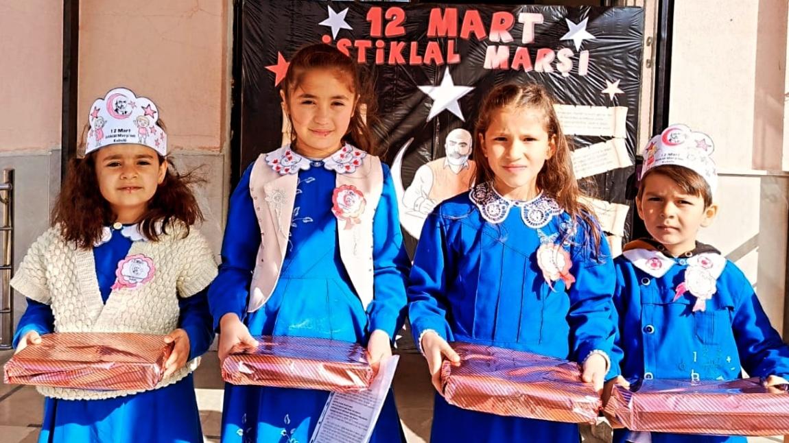 İstiklal Marşı'nı güzel okuma yarışmasında dereceye giren öğrenciler ödüllendirildi.